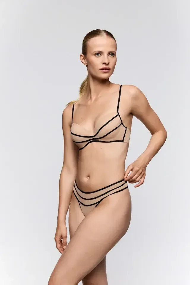 Sarda Yulimar voorgevormde bh in zwart en nude