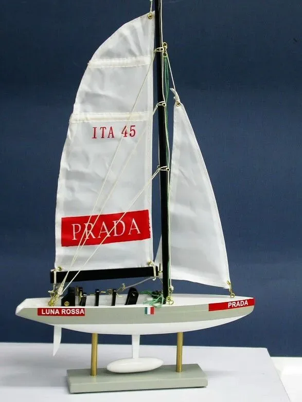 Miniatuurboot “Prada” Hoogte 40 cm Fx 246-25 B America's Cup