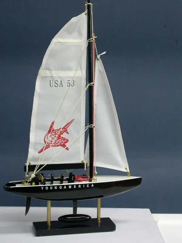 Miniatuurboot “USA” Hoogte 40 cm Fx 246-25 D America's Cup