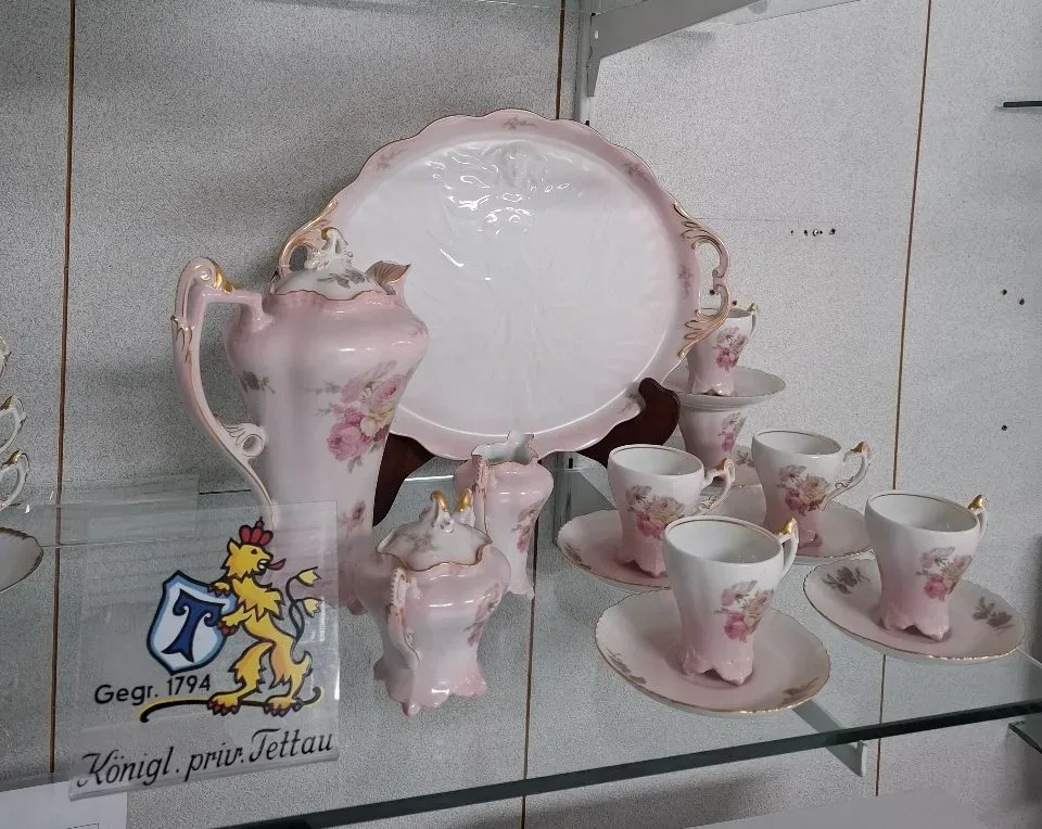 Königlich privilegierte Porzellanfabrik Tettau	Mokkaservies Daphne Roos 18 delig	Tettau Antiquariat		Handarbeid