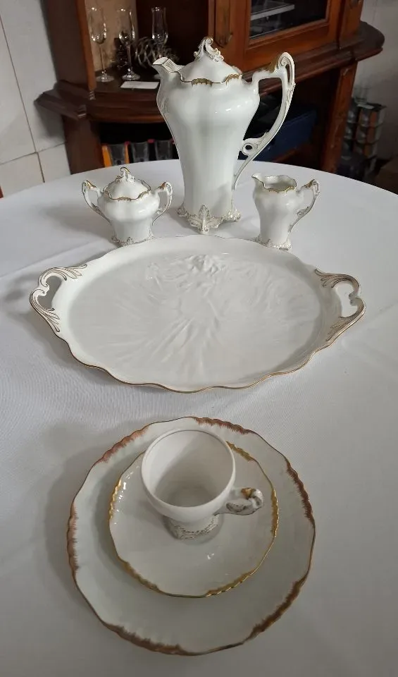 Königlich privilegierte Porzellanfabrik Tettau	Mokkaservies Daphne Goud 27 delig	Tettau Antiquariat		Handarbeid	1	3	 € 250,00