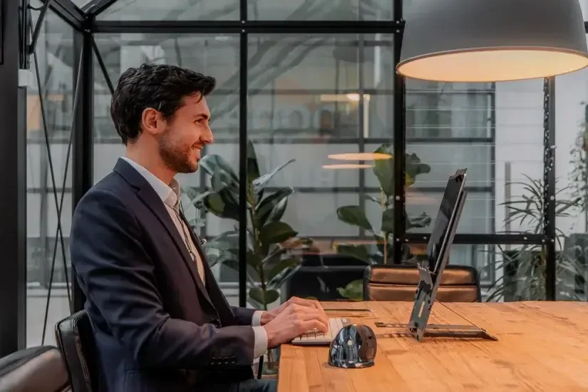 BakkerElkhuizen Ergo-Q Hybrid Pro – Ergonomische Laptop- en Tabletstandaard