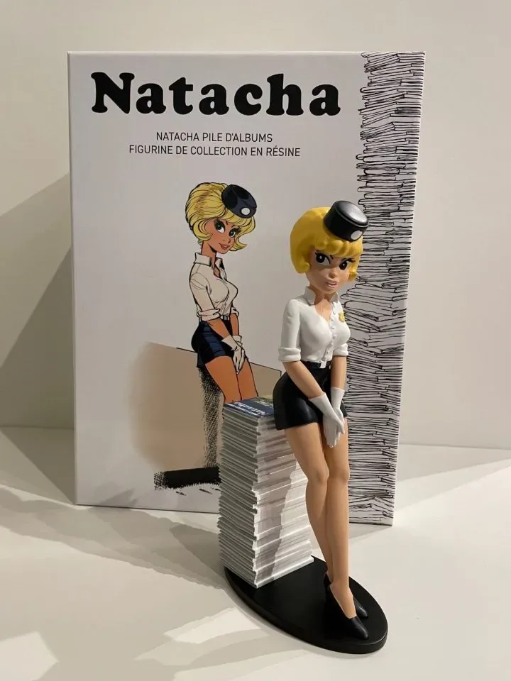 Natacha beeldje zittend op stapel strips -  in kunsthars met de hand geschilderd (25 cm)