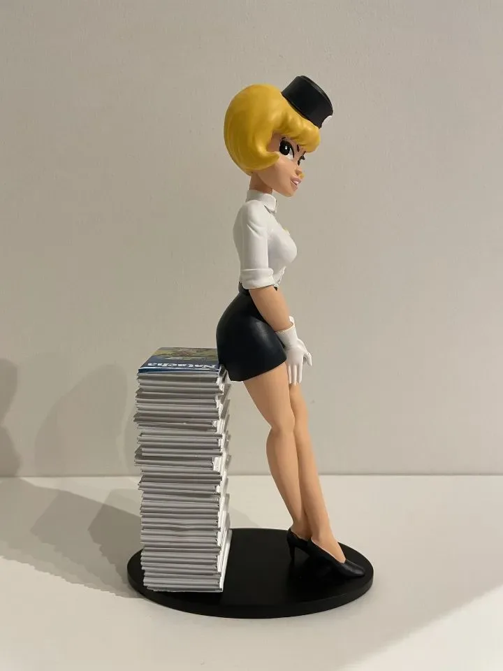 Natacha beeldje zittend op stapel strips -  in kunsthars met de hand geschilderd (25 cm)