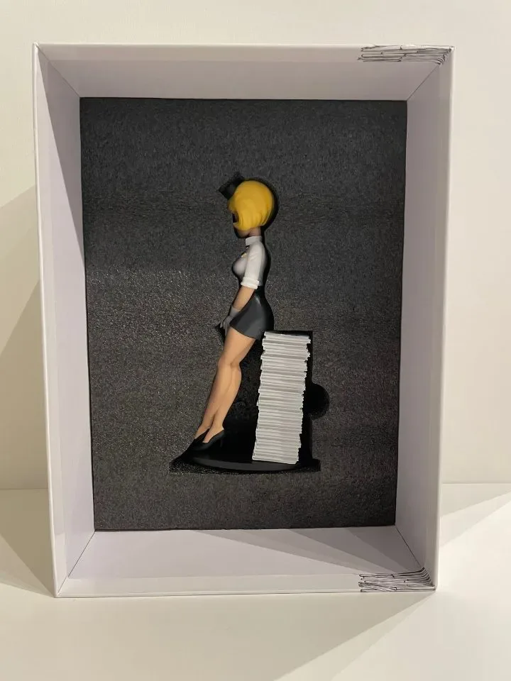 Natacha beeldje zittend op stapel strips -  in kunsthars met de hand geschilderd (25 cm)