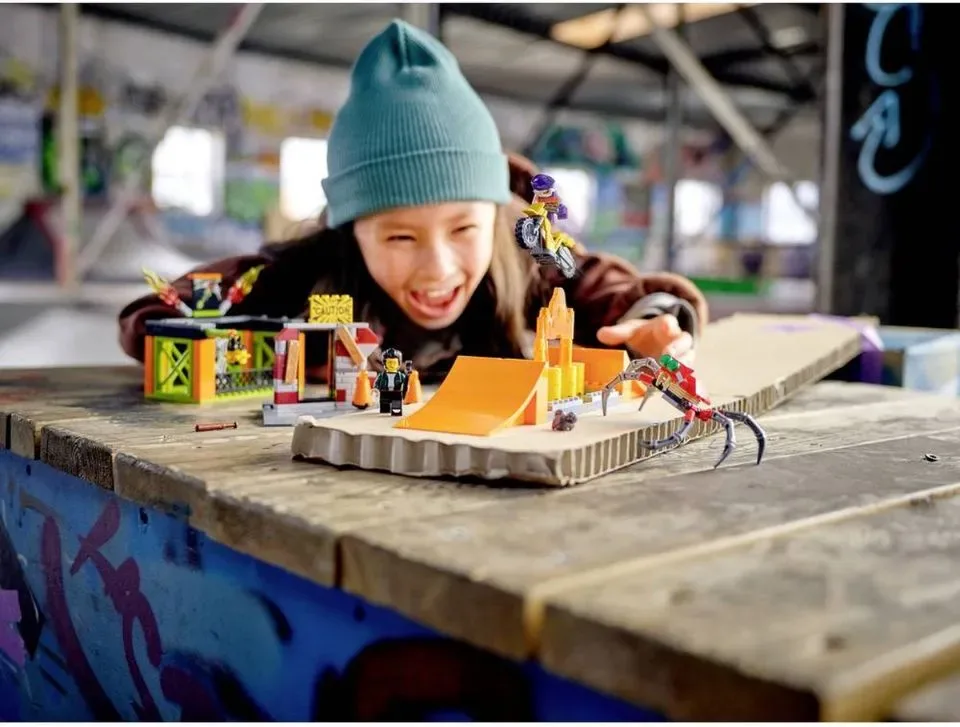 LEGO City Stuntz  - Stunttrainingsgebied, hellingen, spinnenkooi en terugtrekmotor - 60293