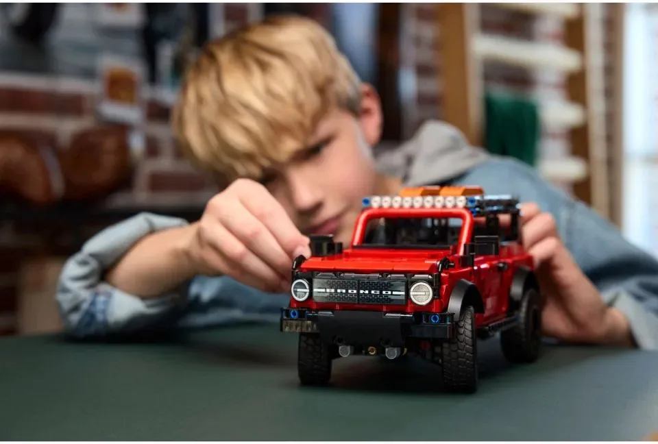 LEGO Technic - Ford Bronco SUV  - 42213