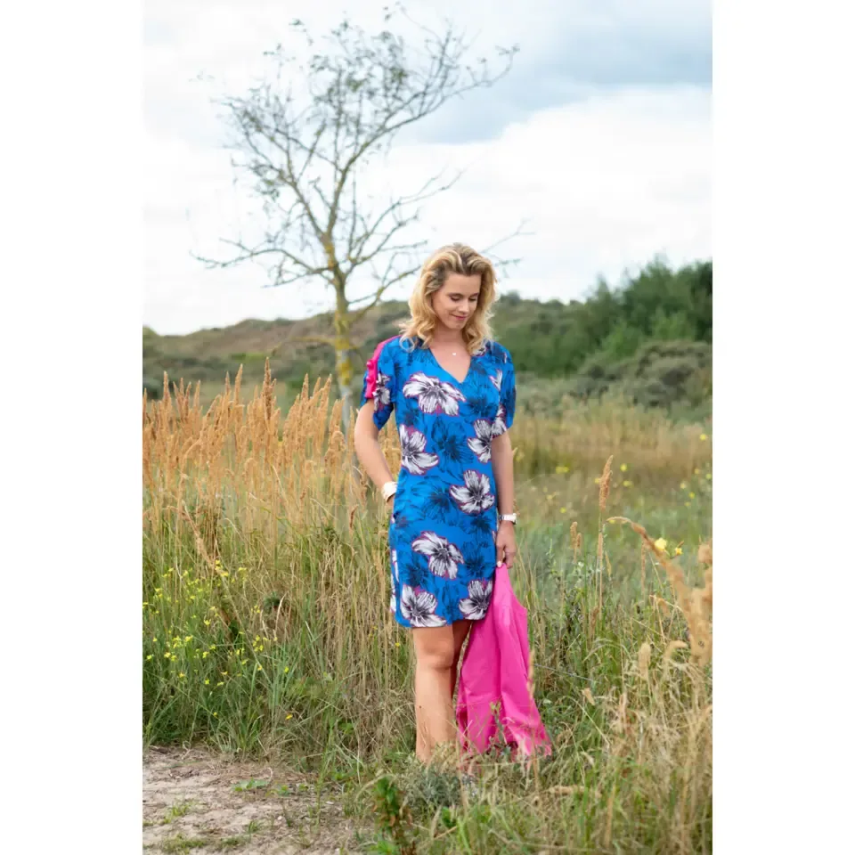 Diversa Jurk: cobalt blauw met bloemen, afgewerkt met fuschia