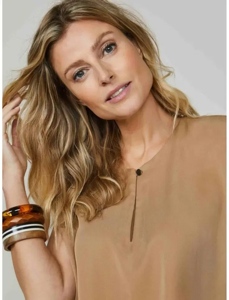 Summum Woman Top met schoudervulling: Camel ( SUM.6 )