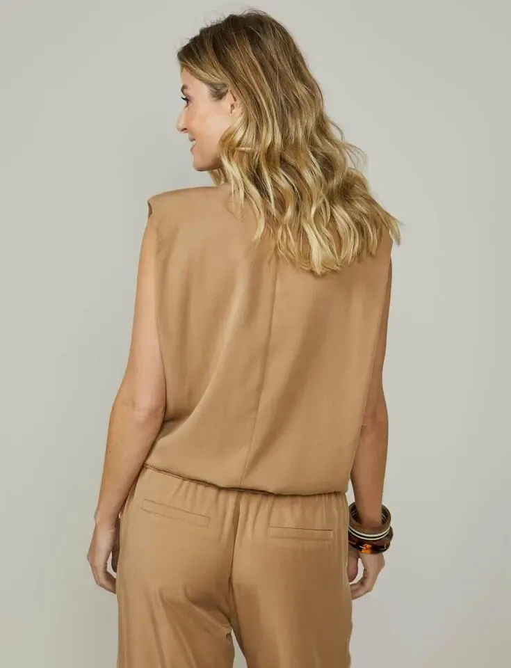 Summum Woman Top met schoudervulling: Camel ( SUM.6 )