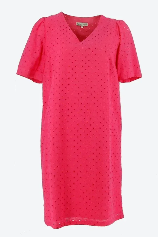 Signe Nature Kleed: Fushia, broderie anglaise ( Signe.1197 )