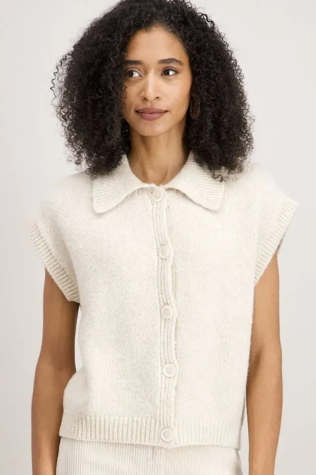 Signe Nature mouwloze cardigan met knopen: Cream kleur ( Signe.1312 )