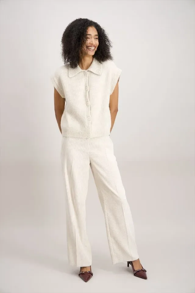 Signe Nature mouwloze cardigan met knopen: Cream kleur ( Signe.1312 )