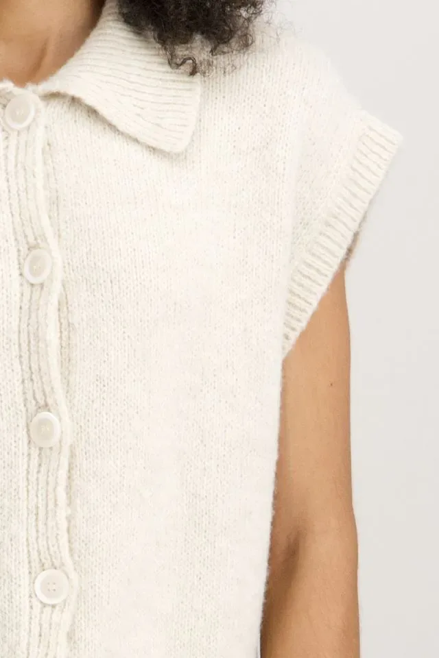 Signe Nature mouwloze cardigan met knopen: Cream kleur ( Signe.1312 )