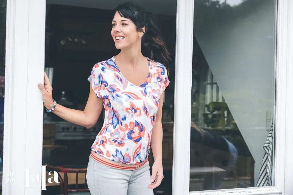 She Goes LaLa  Dames bloes: Koraal, V hals ( SHE.21 )