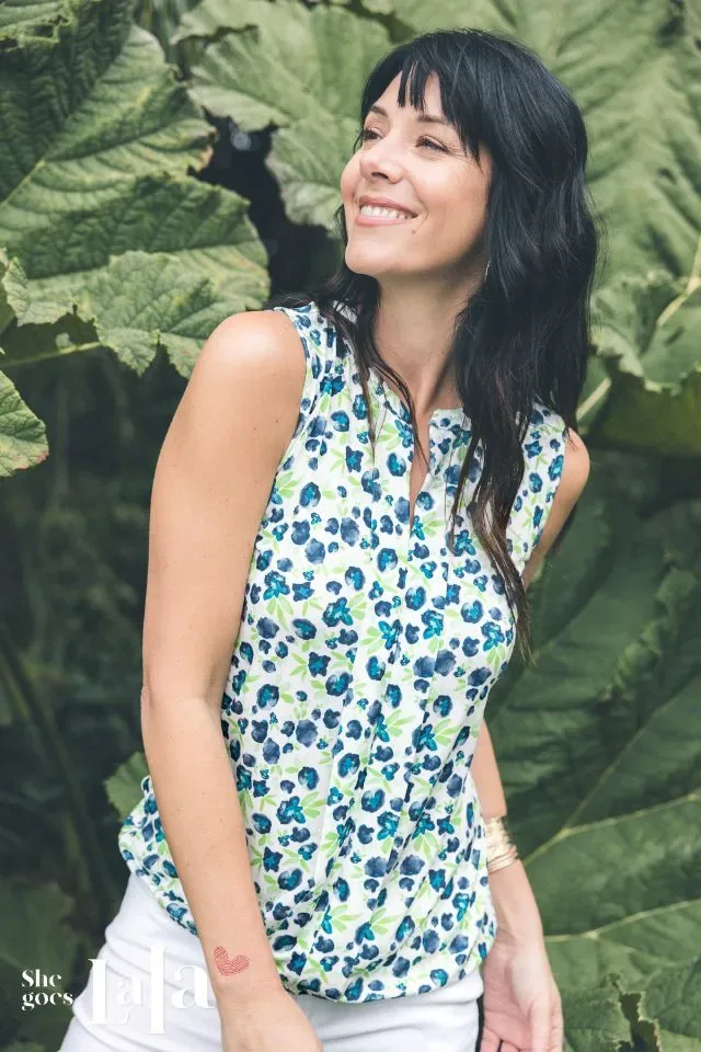 She Goes LaLa  Dames Mouwloze Bloes: Blauw gebloemd ( SHE.22 )