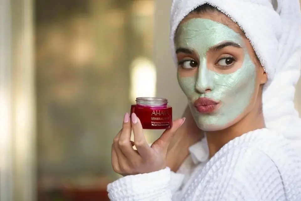 AHAVA Mineral Mud Brightening & Hydrating Facial Treatment